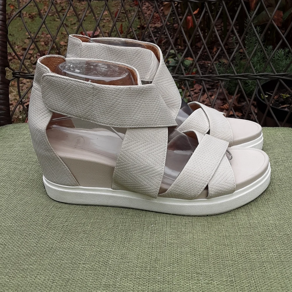 Dr. Scholl's Skips Platform Sandal.